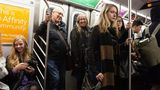 Už žádné Dámy a pánové, s tradičním oslovením končí i metro v New Yorku
