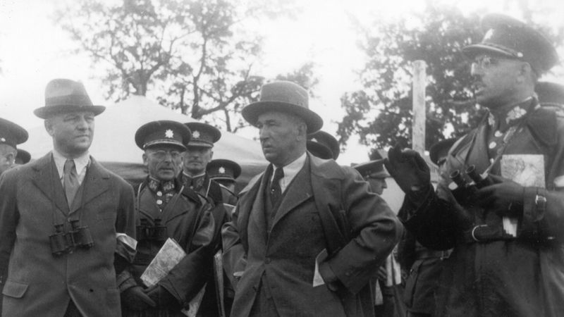 Generál Vojtěch Boris Luža (vpravo) s předválečným prezidentem Edvardem Benešem (uprostřed) během vojenských manévrů v srpnu roku 1937