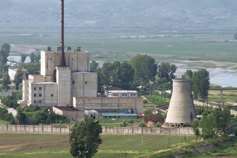 Severokorejské jaderné zařízení Jongbjon na snímku z roku 2008