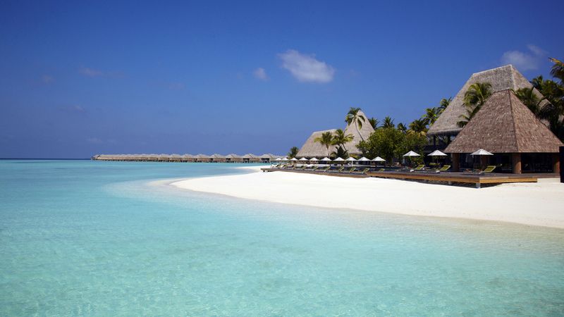 Z ložnice v bungalovu rovnou na pláž. Na Maledivách je drtivá většina resortů přímo na pláži.