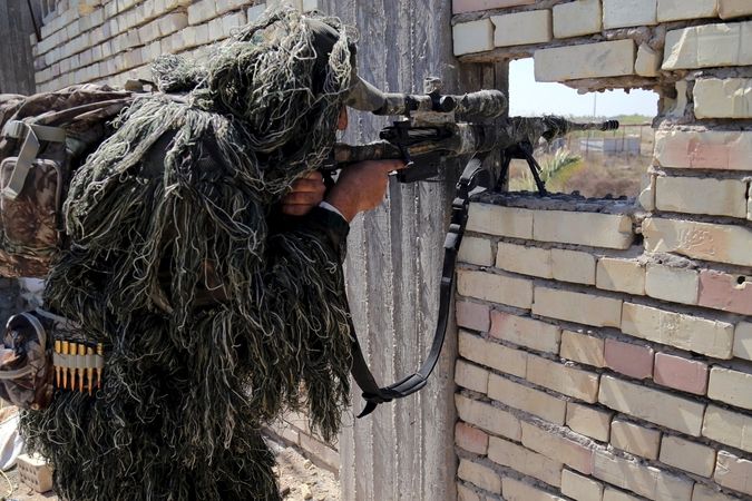 Voják irácké armády míří na pozice IS v provincii Anbár