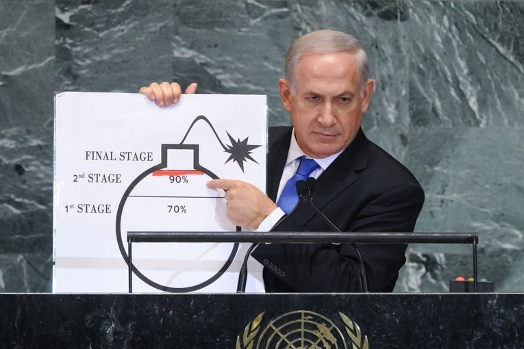 Izraelský premiér Benjamin Netanjahu v OSN před třemi lety varoval, že Írán bude mít za rok jadernou bombu.
