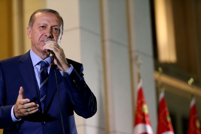 Turecká hlava státu Recep Tayyip Erdogan při projevu ke svm příznivcům u prezidentského paláce 