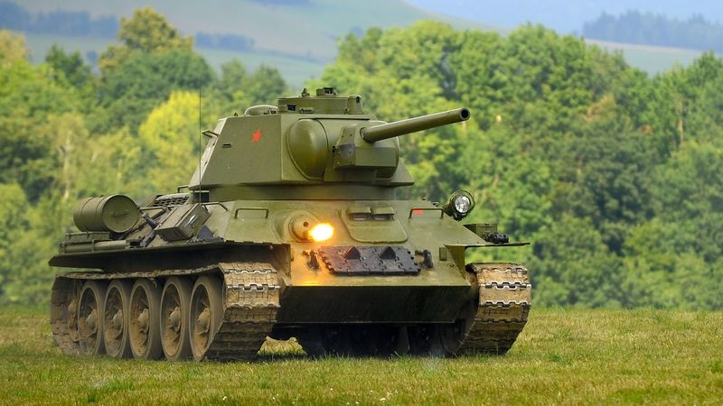 Akce Cihelna zaměřená na vojenskou historii a vojenskou techniku. Na snímku tank T-34.