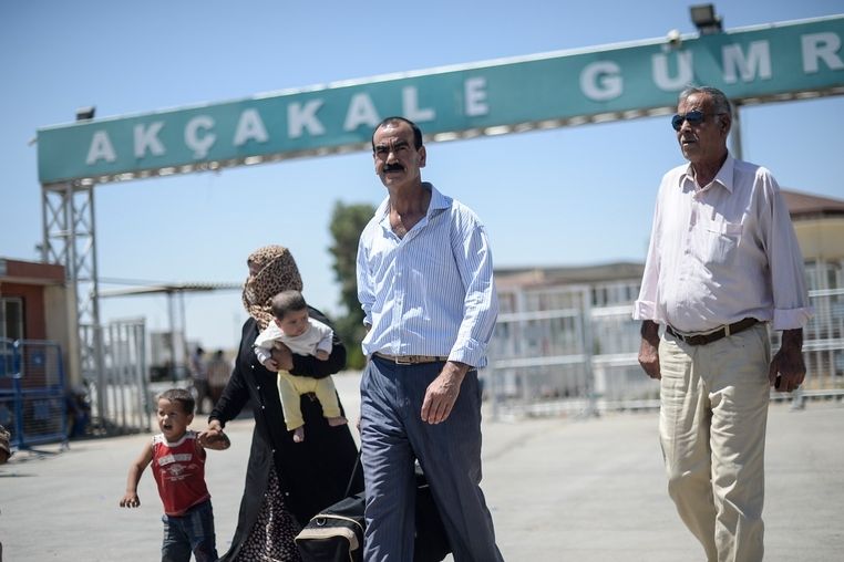 Syrští uprchlíci na turecké straně hranice v Akçakale