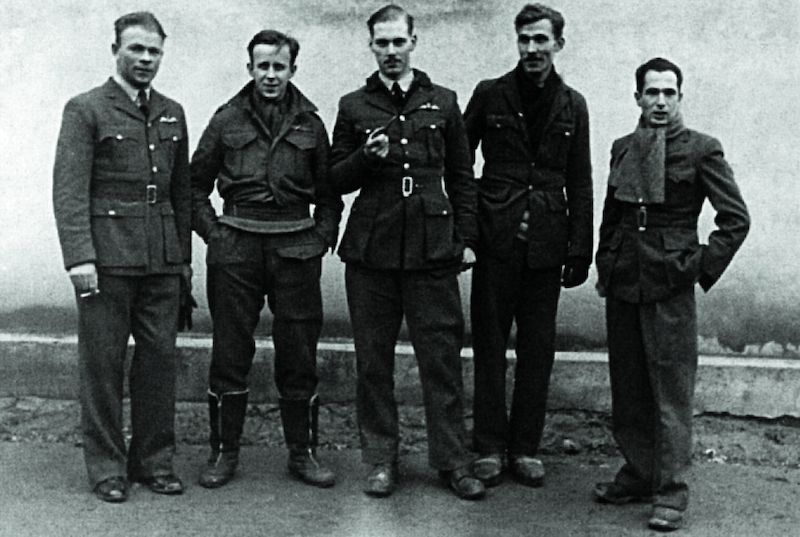 Fotografie ze zajateckého tábora v Szubinu, z něhož Josef Bryks (vlevo) i s Otakarem Černým (druhý zprava) utekli v březnu 1943.