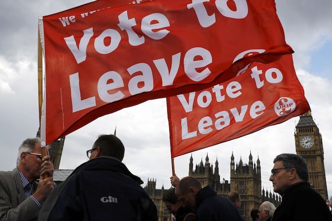 Aktivisté před parlamentem v Londýně vyzývají k odchodu z EU.