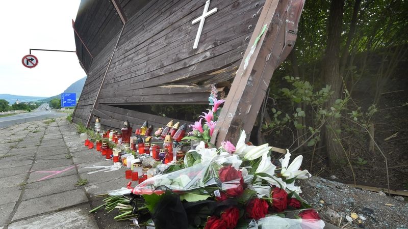 Květiny a svíčky na místě nehody u Obrnic na Mostecku 