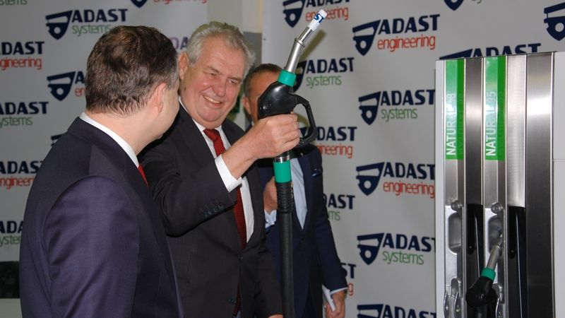 Při návštěvě Adamova dostal Miloš Zeman zbrusu nový čerpací stojan.