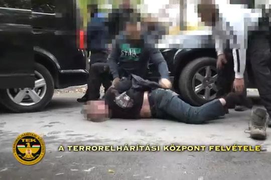 BEZ KOMENTÁŘE: Maďarská policie zadržela podezřelého z bombového útoku (video je bez zvuku)