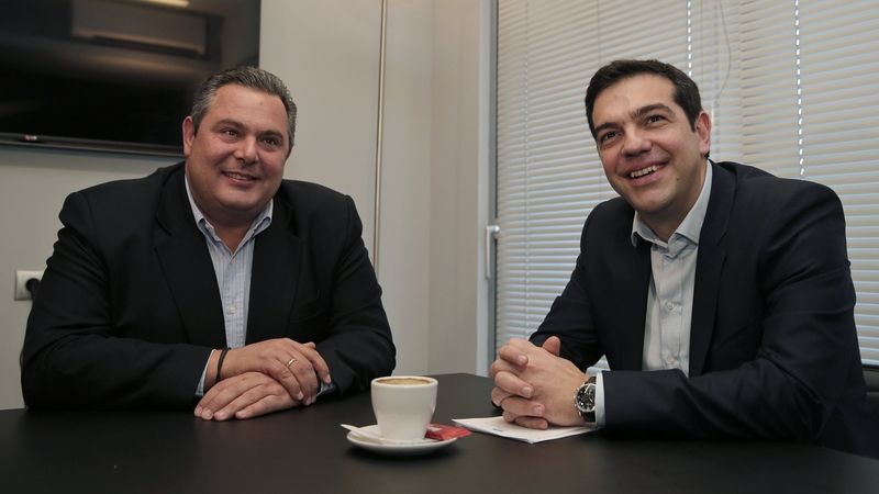 Předsedové vítězných stran. Vpravo je Alexis Tsipras (SYRIZA), vedle něj Panos Kammenos (ANEL).