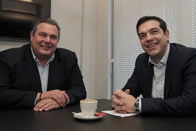 Předsedové vítězných stran. Vpravo je Alexis Tsipras (SYRIZA), vedle něj Panos Kammenos (ANEL).