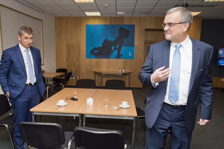 Ministr financí Andrej Babiš (vlevo) a místopředseda strany TOP 09 Miroslav Kalousek (vpravo) čekají na začátek diskuzního pořadu.
