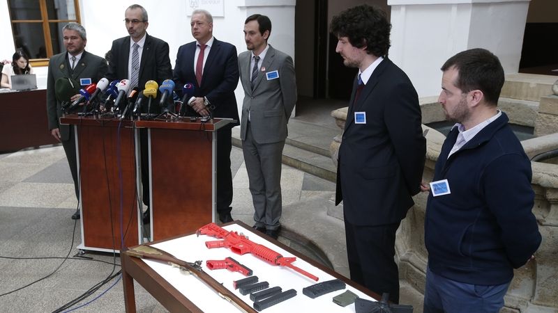 Tisková konference ministra vnitra Milana Chovance k zákonu o střelných zbraních.