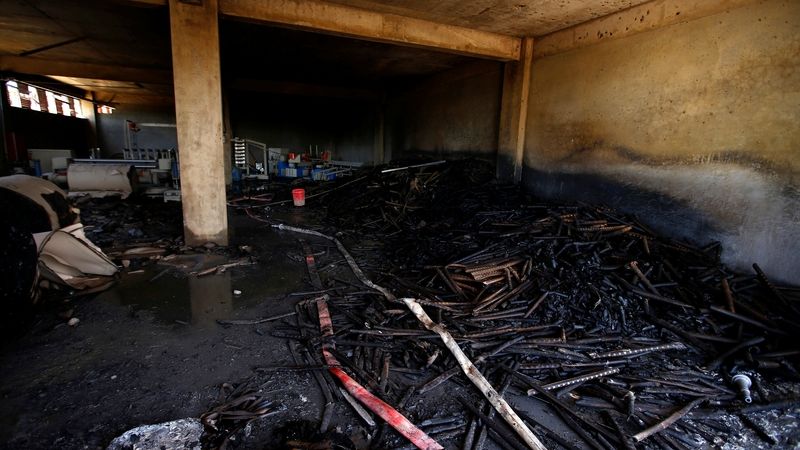 Vypálená textilní továrna při protestech Oromů v Sebetě 
