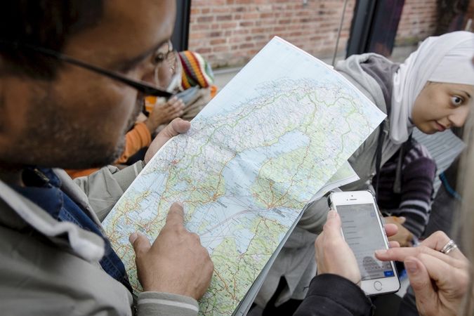 Migranti studuje v Malmö mapu. 