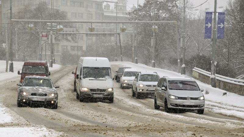 Česko zasype sníh, hrozit bude i náledí a závěje, varovali meteorologové