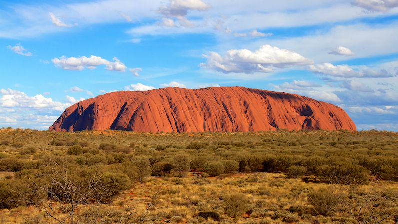 I k nejmasivnějšímu monolitu světa se můžete podívat při cestě po Austrálii.