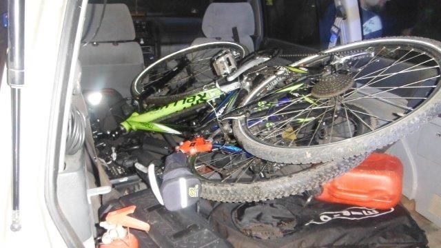 Muži ve voze vezli dvě horská kola, která odcizili v jedné obci nedaleko Prahy