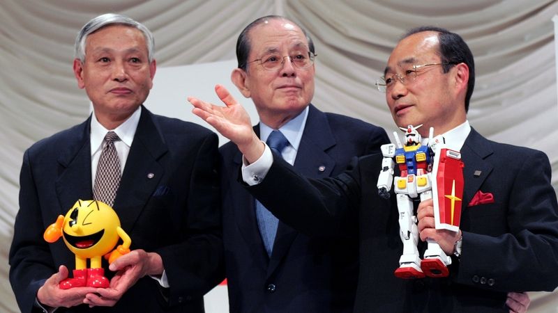 Masaya Nakamura (uprostřed)na snímku z roku 2005, kdy došlo ke spojení podniků Namco a Bandai. 