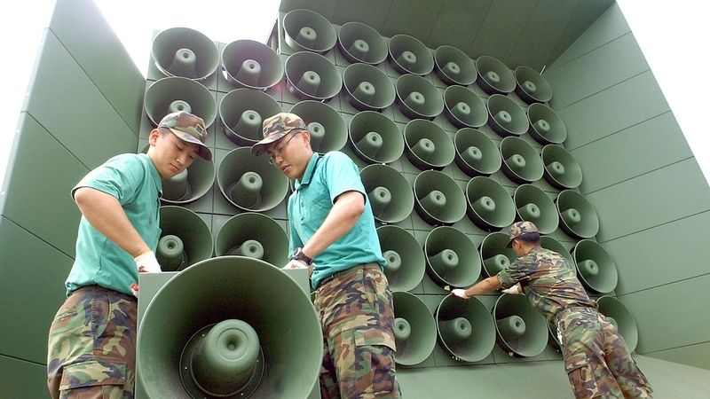Jihokorejští vojáci demontují propagandistické tlampače na hranici s KLDR. Archivní snímek