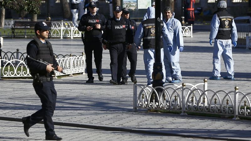 Turečtí policisté na místě výbuchu v Istanbulu 