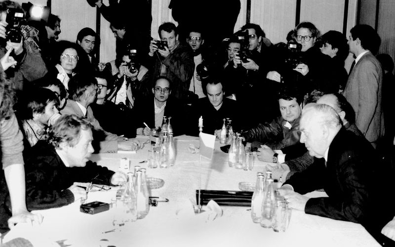 První jednání Ladislava Adamce (vpravo) a Václava Havla 26.listopadu 1989 v Obecním domě.
