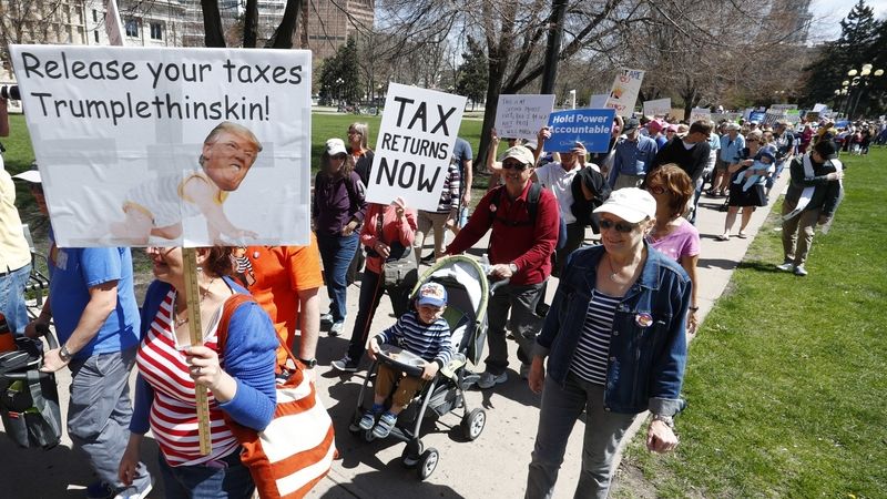 Protesty proti tomu, jakým způsobem prezident Donald Trump drží pod pokličkou své daně, se konaly také v Denveru.