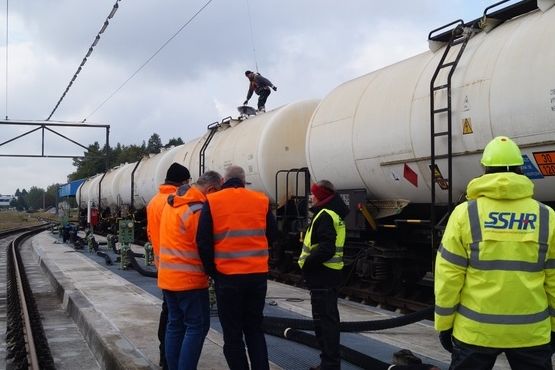 Vlak z naftou odjíždí se skladu v bavorském Kraillingu