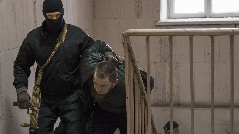 Policie eskortuje k moskevskému soudu jednoho z mužů zadržených v souvislosti s vraždou opozičního politika Borise Němcova.
