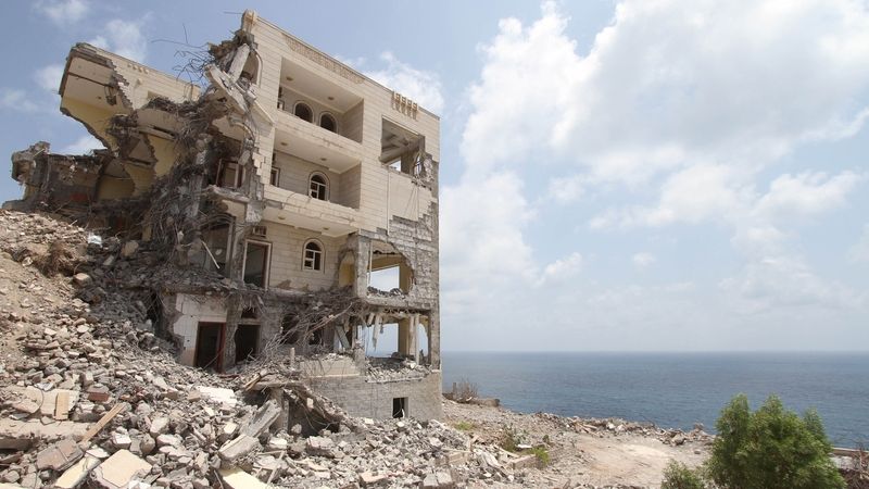 Rozbombardovaný prezidentský palác v jihojemenském Adenu
