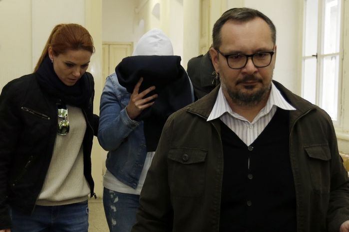 Policie přivádí k soudu náměstkyni ministryně školství Simonu Kratochvílovou, která je obviněna v případu korupce okolo šéfa fotbalu Miroslava Pelty.