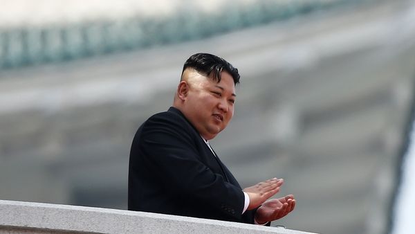 Severokorejský vůdce Kim Čong-un sleduje vojenskou přehlídku v Pchjongjangu