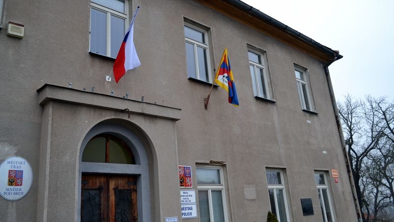 Tibetskou vlajku vyvěsila i radnice Mníšku pod Brdy.