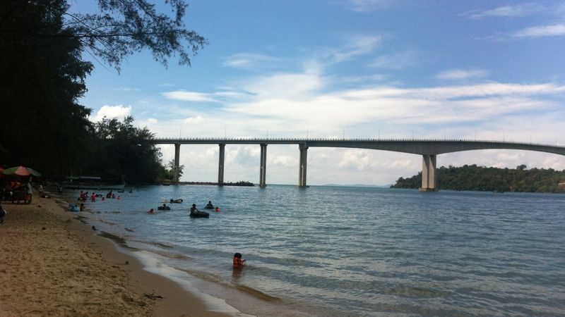 Most na Hadí ostrov umožňuje suchou nohou projít více atrakcí Sihanoukville.