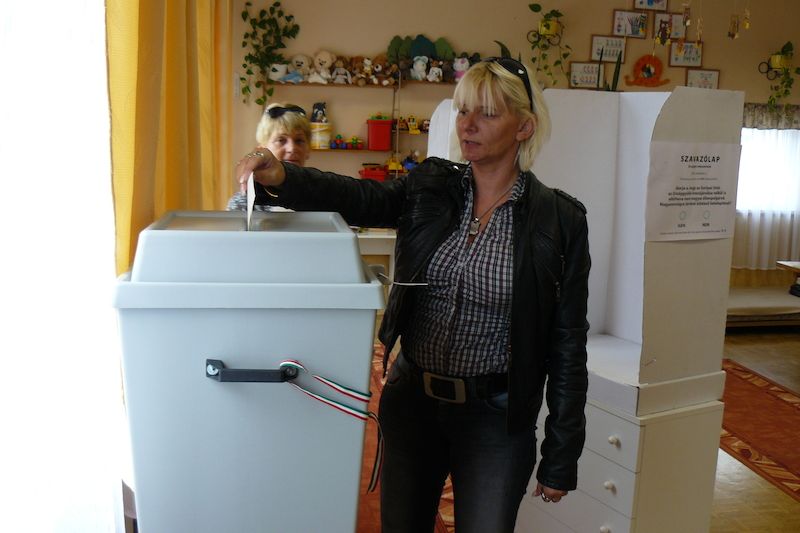 Maďaři hlasují v referendu o unijních kvótách.