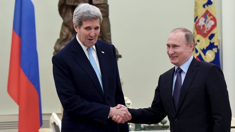 Setkání amerického ministra zahraničí Johna Kerryho a ruského prezidenta Vladimira Putina.