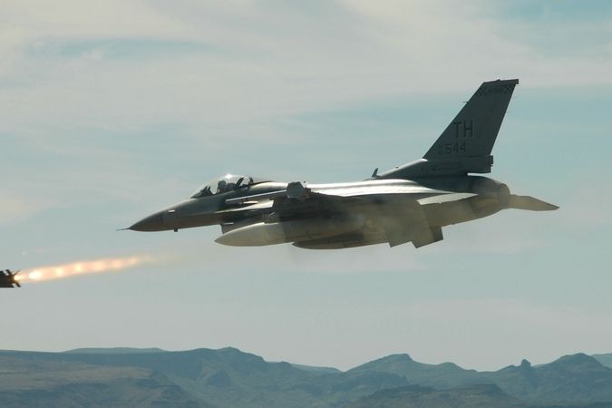 Maroko koupilo z USA stroje F-16 C/D Blok 52+. Na záběru je odpálení rakety Maverick. 