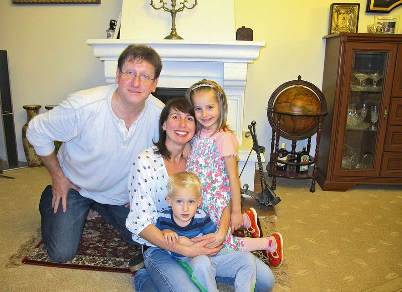 Nejšťastnější je s dětmi Adélkou, Frantou a manželem Ctiborem. Na fotografii u rodinného krbu.