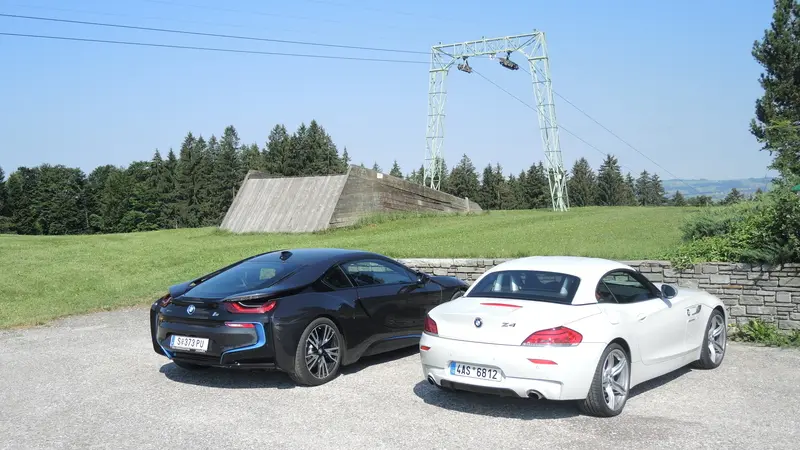 Klasika Nebo Hybridni Moderna Sestivalcove Bmw Z4 Proti Sci Fi Superautu Bmw I8 Novinky Cz