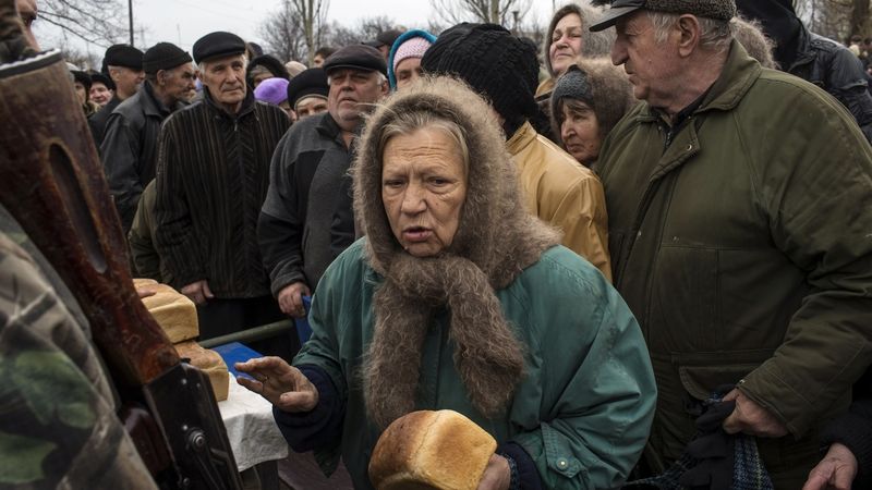 Lidé z vesnice poblíž Debalceve stojí ve frontě na chleba rozdávaný proruskými rebely