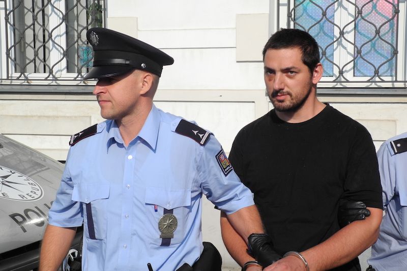 Policie odvádí do vazby muže obviněného z únosu dětí z Litoměřicka.