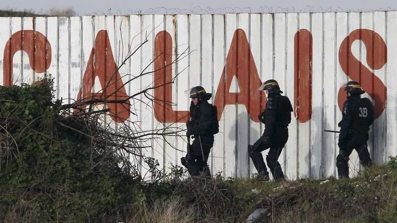 Policisté v Calais zasahují proti migrantům, kteří se snaží proniknout do Eurotunelu