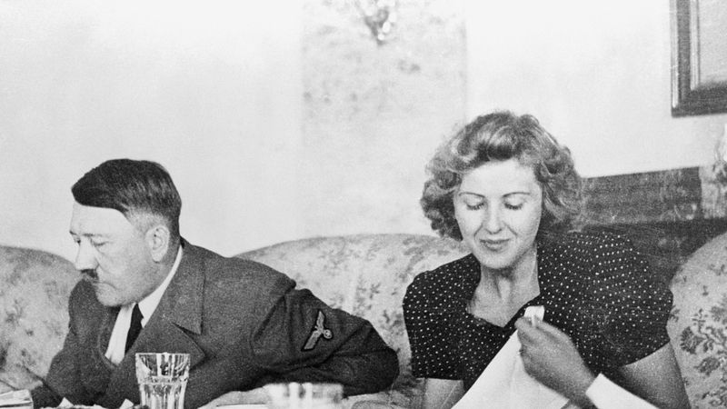 Adolf Hitler s partnerkou Evou Braunovou