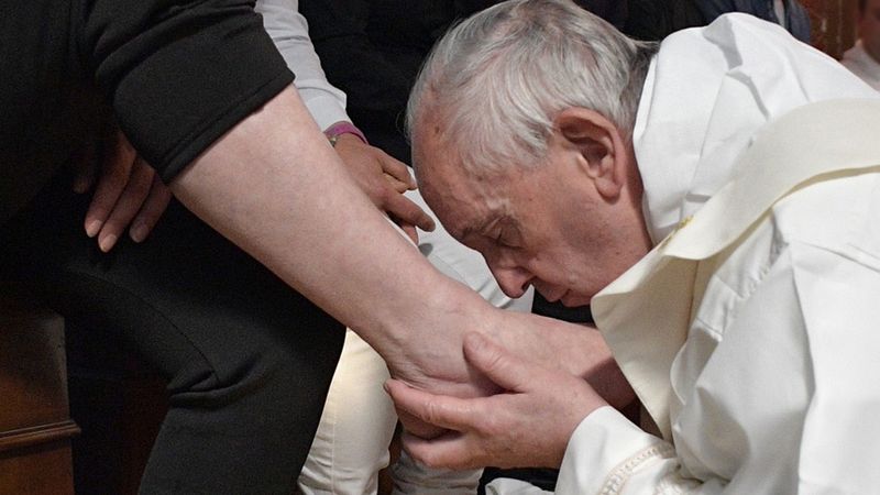 Papež František omývá nohy vězňům