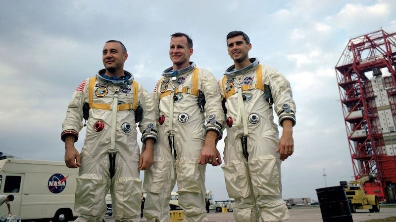 Posádka lunární mise Apollo 1: velitel Virgil „Gus“ Grissom s Edwardem H. Whitem a Rogerem B. Chaffeem