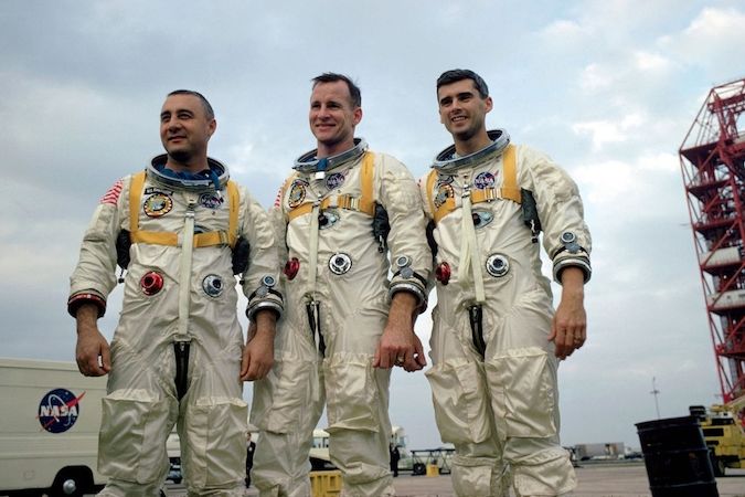 Posádka lunární mise Apollo 1: velitel Virgil Grissom s Edwardem H. Whitem, a Rogerem Chaffeem