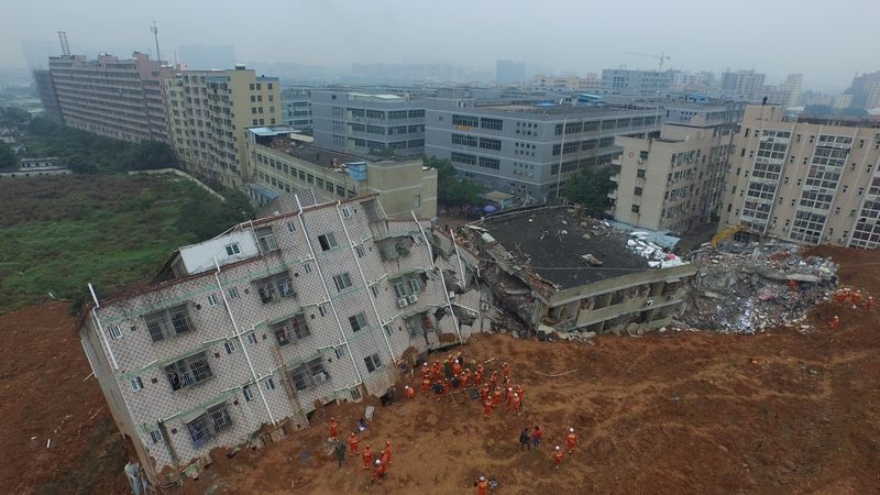 Čínští hasiči zasahují u domů vyvracených bahnem 