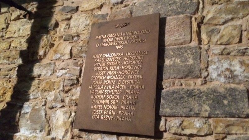 Pamětní deska se jmény hrdinů, kteří padli během pražského povstání při obraně radnice.