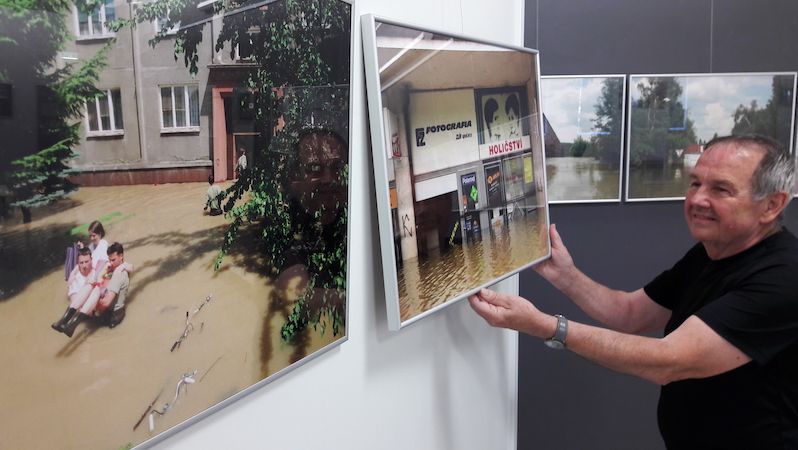 Fotograf Jiří Buček při současné výstavě svých snímků ničivých povodní, které se přes Otrokovice přehnaly v roce 1997.